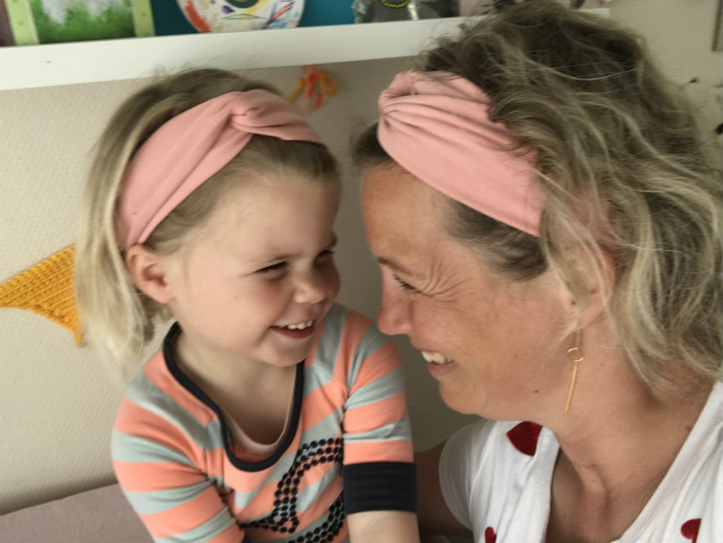 Machtigen verkoudheid perzik DIY: een zelf een haarband maken voor jou en je dochter!