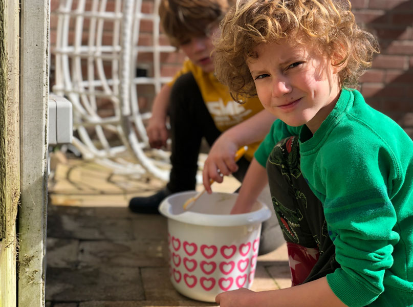 de tuin schoonmaken met terras aanslagreiniger